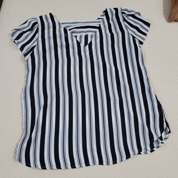 LOFT Striped Black and White Women's Top Flutter Sleeves Size Small - Picture 4 of 15